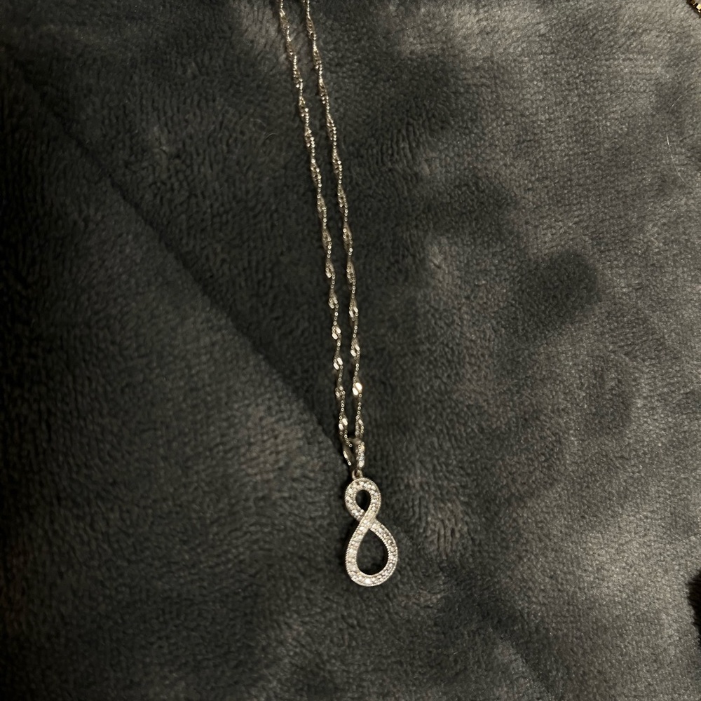 White gold infinity chain and pendant